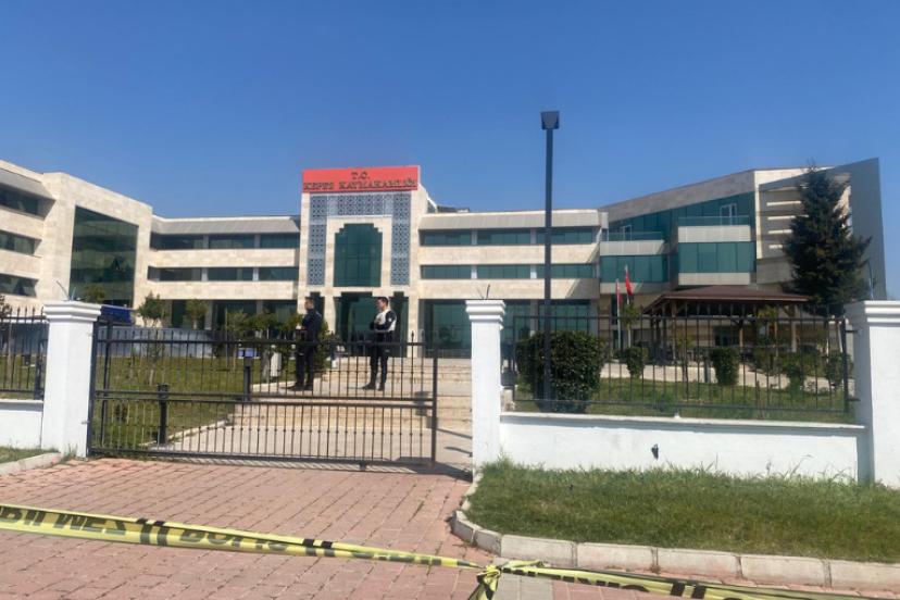 KEPEZ HÜKÜMET KONAĞI’NDA SİLAHLI GERGİNLİK