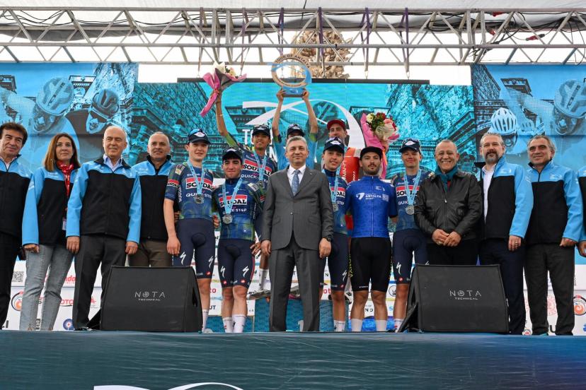 PEDALLAR DURDU, ŞAMPİYONLAR SAHNEYE ÇIKTI