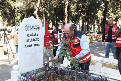 ŞEHİTLERE ANLAMLI KABİR ZİYARETİ