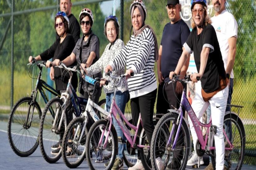 50 YAŞINDA BİSİKLET SÜRMEYİ ÖĞRENİYORLAR 