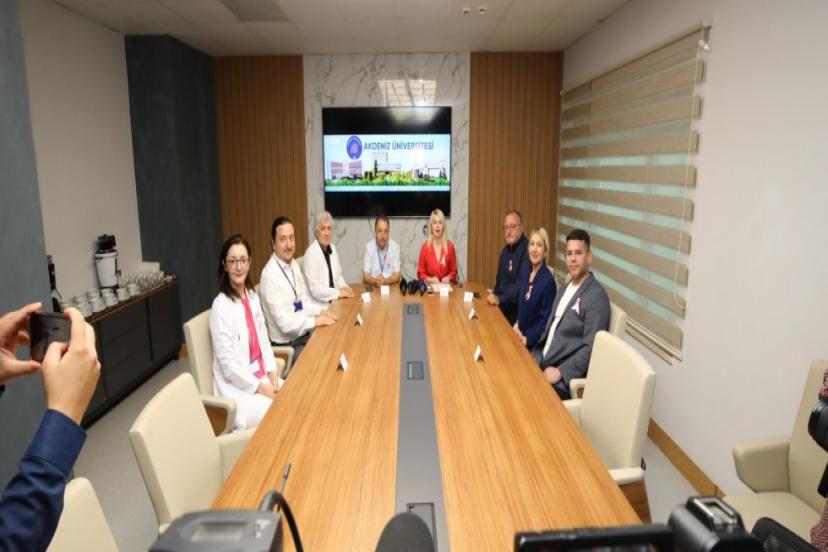 AKDENİZ ÜNİVERSİTESİ’NDE MEME KANSERİNE DİKKAT ÇEKİLDİ
