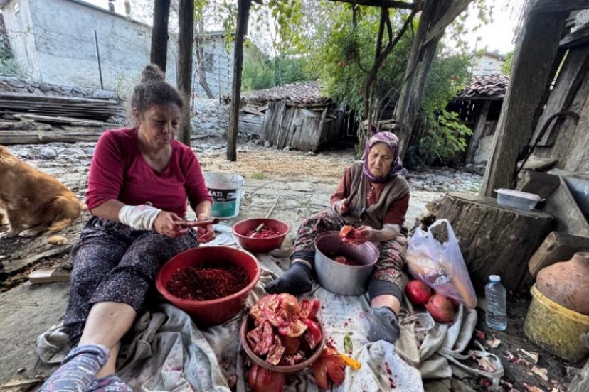 AKSEKİ’DE KADINLARDAN EL EMEĞİ DOĞAL NAR EKŞİSİ