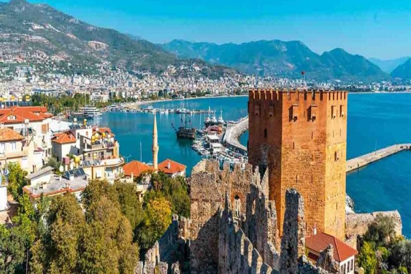 ALANYA’NIN TARİHİ GÜZELLİKLERİ TURİSTLERİN İLGİ ODAĞI OLDU