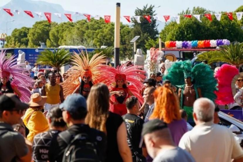 ALTIN PORTAKAL’DA TEPKİLERE KULAK VERİLDİ: SAMBACILAR BU YIL KORTEJDE YOK