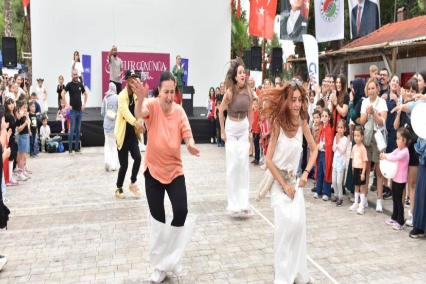 ANNELER YARIŞTI, ÇOCUKLAR İZLEDİ 