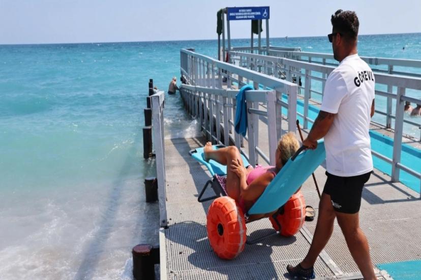 ANTALYA BÜYÜKŞEHİR’İN ENGELSİZ PLAJLARINA ZİYARETÇİ AKINI