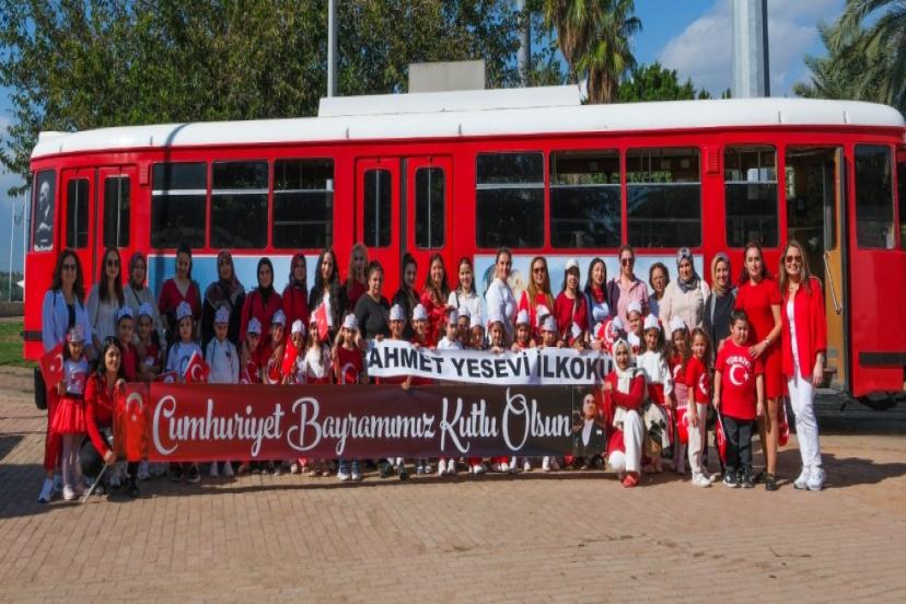 ANTALYA’DA 29 EKİM COŞKUSU NOSTALJİ TRAMVAYI İLE ŞEHRE YAYILDI