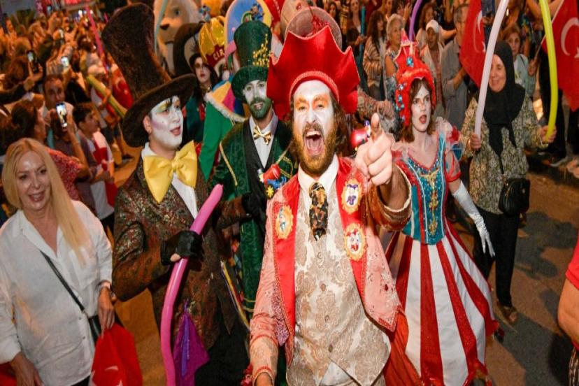 ANTALYA KALEİÇİ’NDE RENK VE MÜZİK DOLU KORTEJ