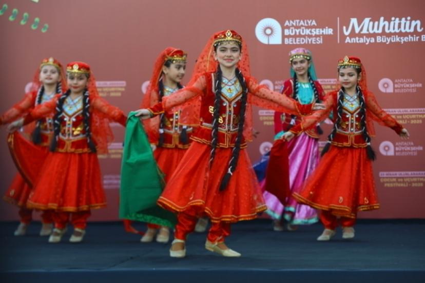 ANTALYA SOKAKLARI DÜNYA ÇOCUKLARIYLA RENKLENDİ