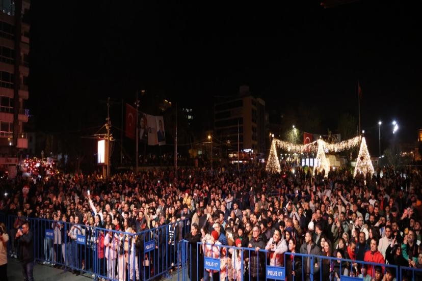 ANTALYALILAR YENİ YIL ÇOŞKUSUNU CUMHURİYET MEYDANI’NDA YAŞADI