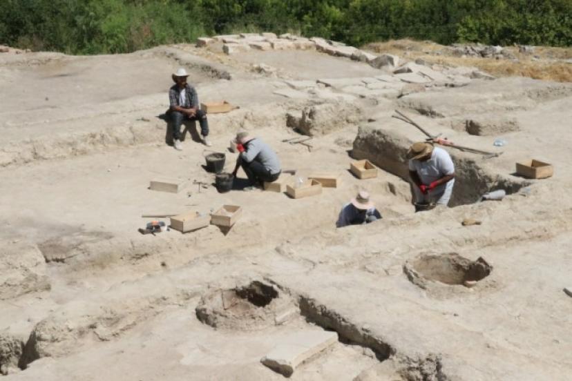 ARSLANTEPE HÖYÜĞÜ’NDE 3 BİN YILLIK FIRIN BULUNDU