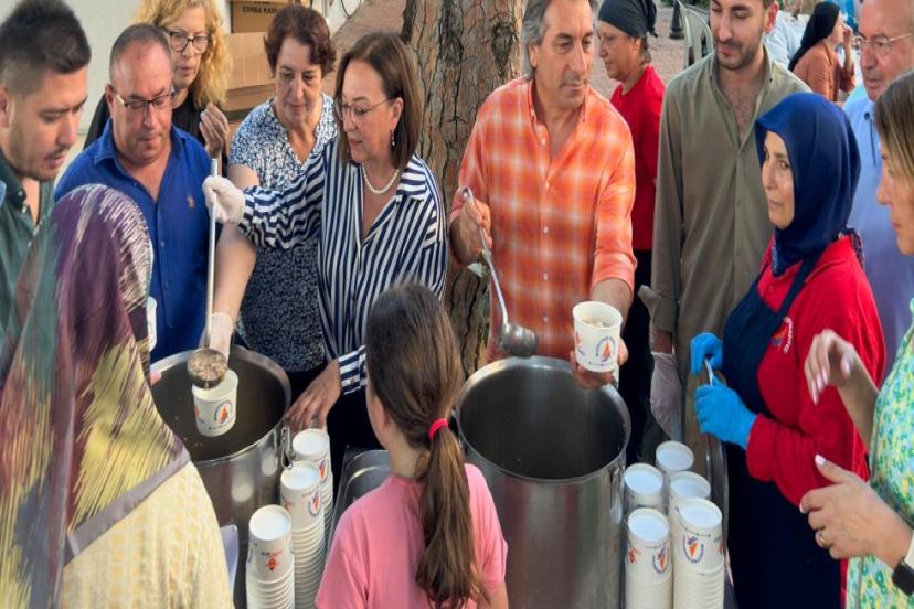 AŞURENİN BEREKETİ MURATPAŞA’DA PAYLAŞILDI