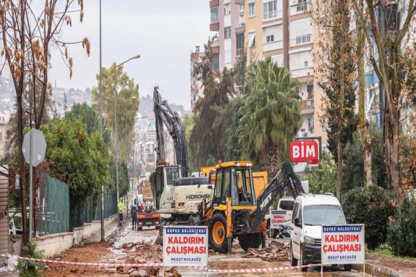 ATATÜRK MAHALLESİ’NE KONFORLU VE GÜVENLİ YAYA YOLU 