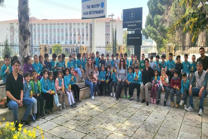 BİLGİYE AÇILAN KAPI: TAŞ MEKTEP HALK KÜTÜPHANESİ