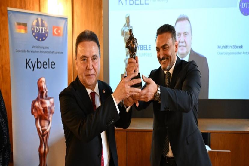 BÖCEK “KYBELE ” ÖDÜLÜNÜ ALDI 