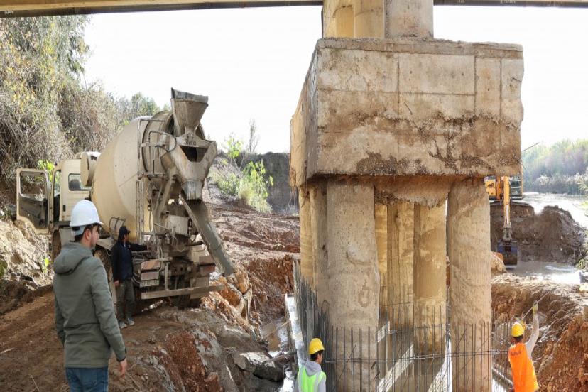 BÜYÜKŞEHİR AKSU ÇAYI KÖPRÜSÜNÜN AYAĞINI GÜÇLENDİRİYOR