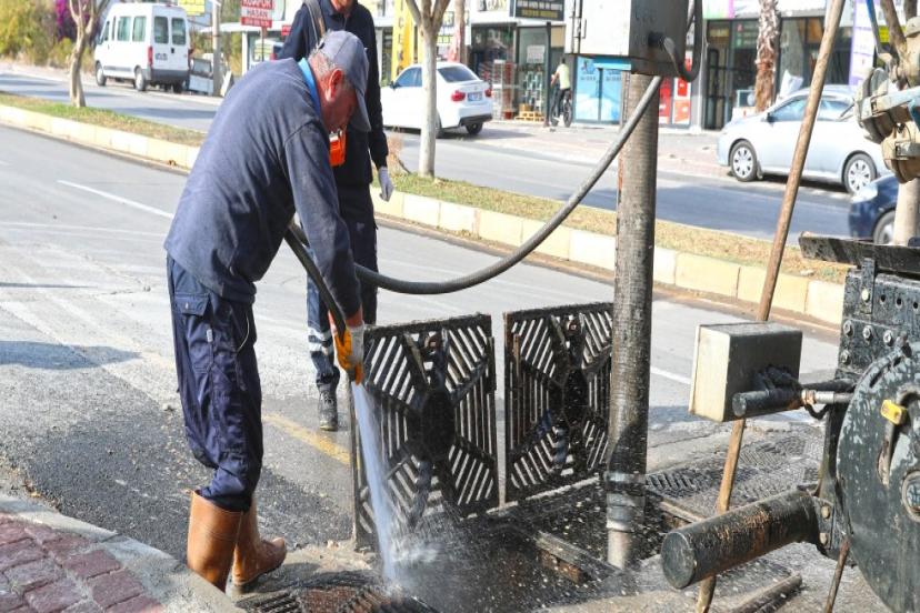 BÜYÜKŞEHİR BELEDİYESİ ANİ YAĞIŞLARLA KARŞI TEMİZLİK ÇALIŞMALARI DEVAM EDİYOR 