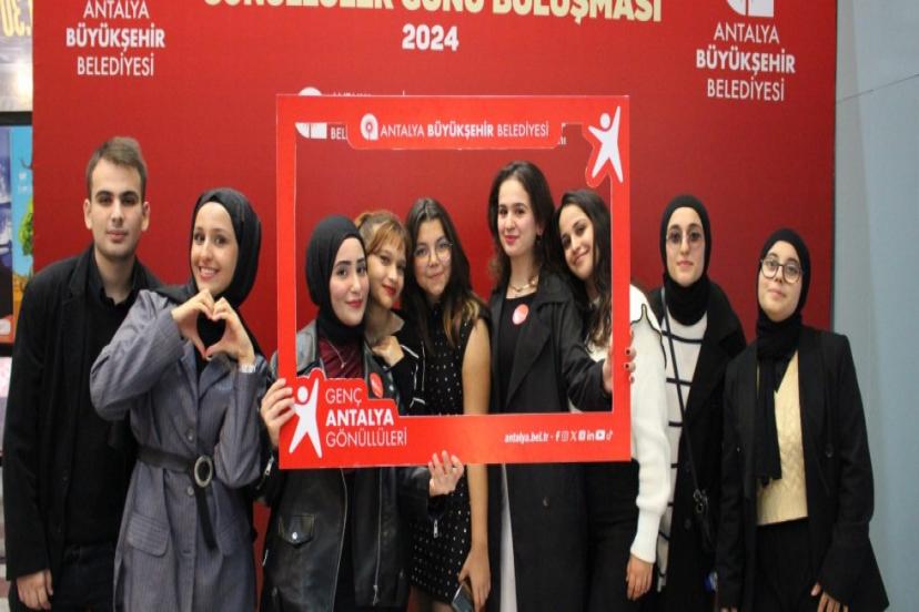 BÜYÜKŞEHİR'DE GENÇLERLE GÖNÜLLÜLER  GÜNÜ KUTLANDI