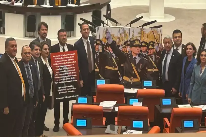 CHP'Lİ MİLLETVEKİLLERİ, TEĞMENLERİN YEMİNİYLE GENEL KURUL'DA