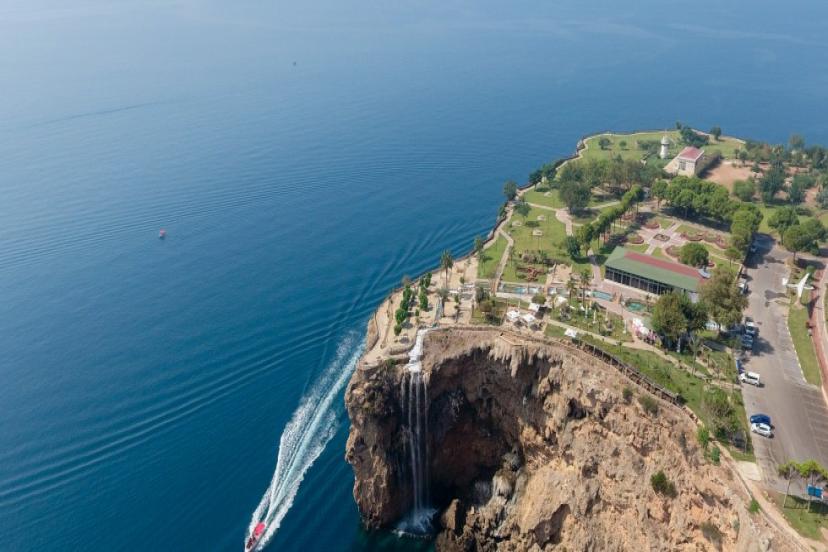 ÇİÇEKLER SAHADA, HAYALLER DESENDE