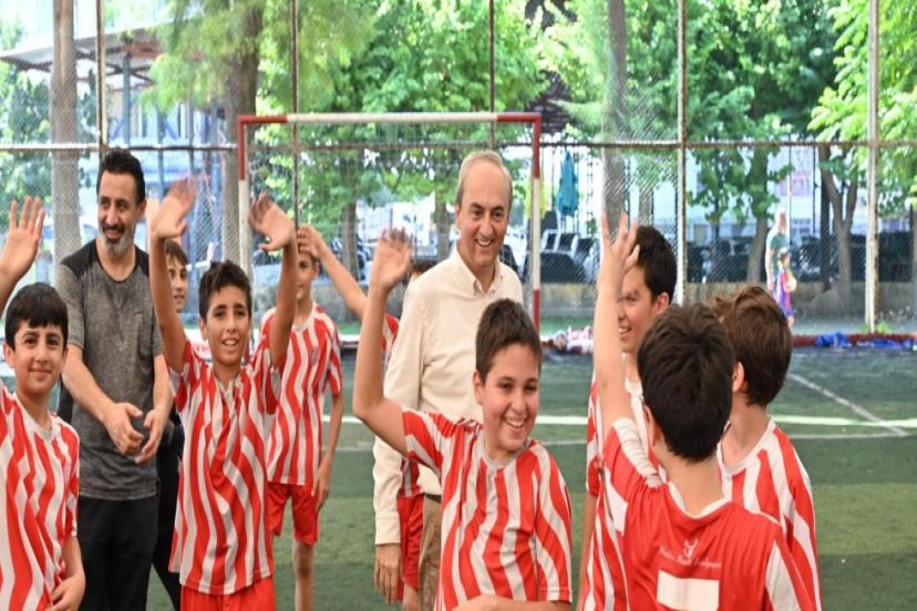 ÇOCUKLARIN FUTBOL SAHASI HAYALİNİ GERÇEKLEŞTİRDİ