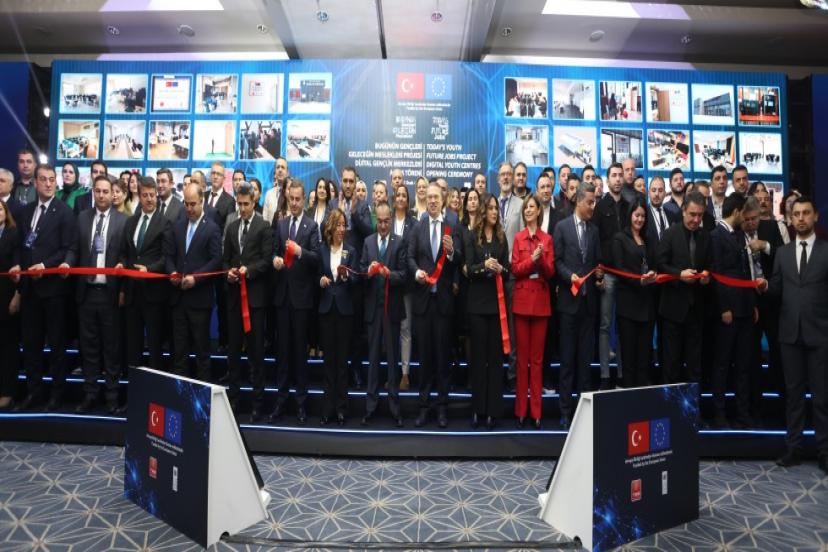 DİJİTAL GENÇLİK MERKEZİ AÇILDI