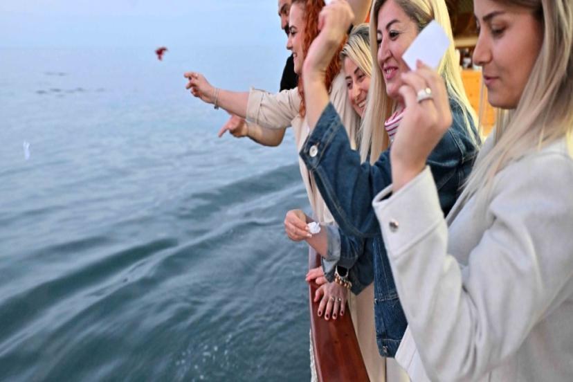 DİLEKLER AKDENİZ’İN MAVİ DERİNLİKLERİNE UĞURLANDI