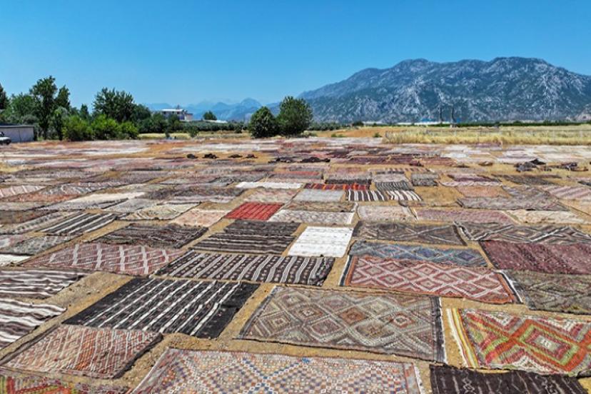 DÖŞEMEALTILI HALILAR “KONUŞUYOR”: MOTİFLERDE SAKLI TARİH VE SEMBOLİZM