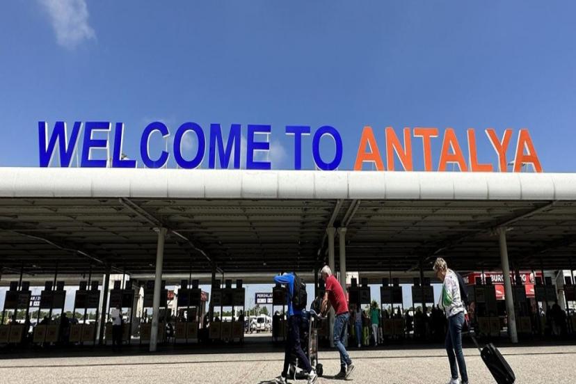 EGE VE AKDENİZ'DEKİ HAVALİMANLARI REKORA UÇTU