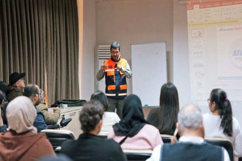 ENGELSİZ YAŞAM MERKEZİ’NDE DEPREM HAZIRLIK SEMİNERİ DÜZENLENDİ