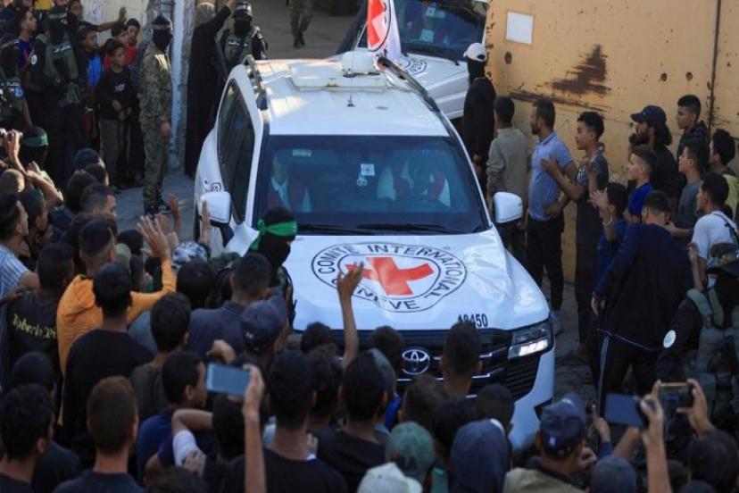 GAZZE'DEN SALIVERİLEN 7 İSRAİLLİ ESİR KIZILHAÇ’TAN TESLİM ALINDI