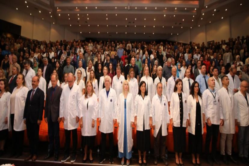 GENÇ HEKİM ADAYLARI BEYAZ ÖNLÜKLERİNİ GİYDİ