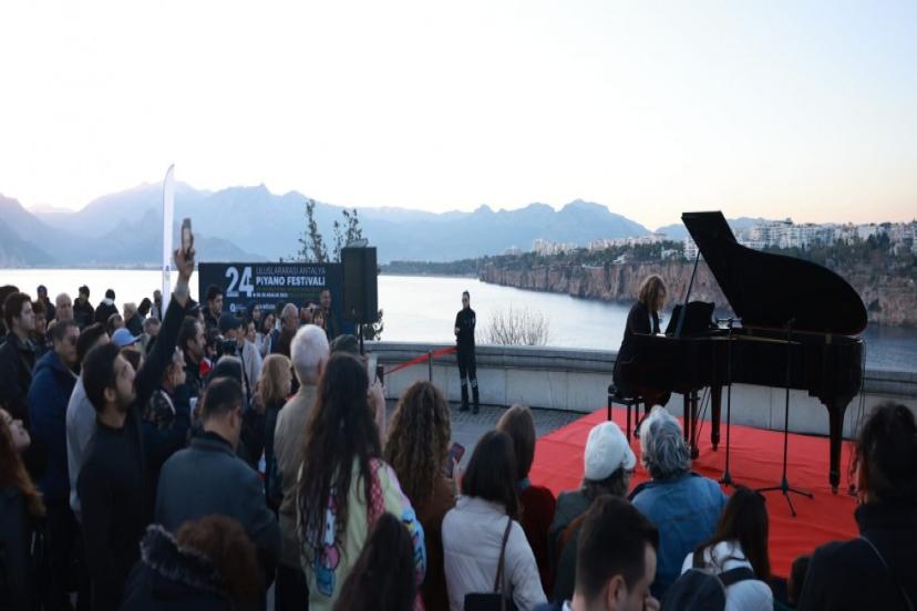 GENÇ PİYANİST MEST ETTİ...!