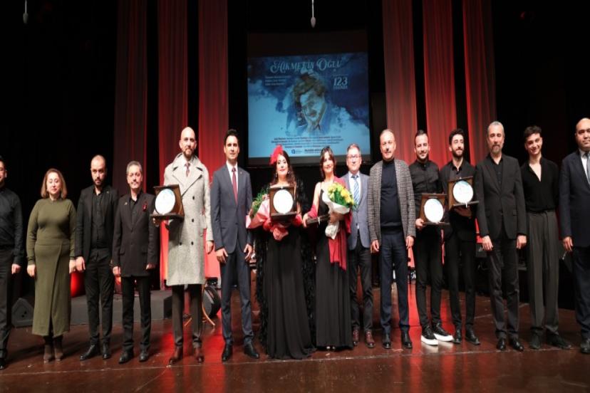 HİKMET’İN OĞLU AYAKTA ALKIŞLANDI