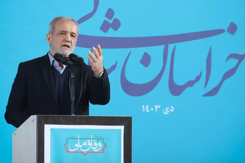 İRAN LİDERİ PEZEŞKİYAN, GÖRDÜĞÜ MANZARA KARŞISINDA KÜPLERE BİNDİ