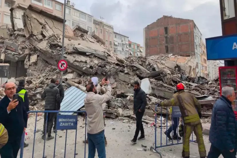 İSTANBUL'DA 5 KATLI BİNA YIKIM ÇALIŞMASI SIRASINDA ÇÖKTÜ