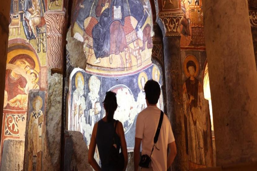 KAPADOKYA'DAKİ KARANLIK KİLİSESİ TURİSTLERİN İLGİ ODAĞI OLDU