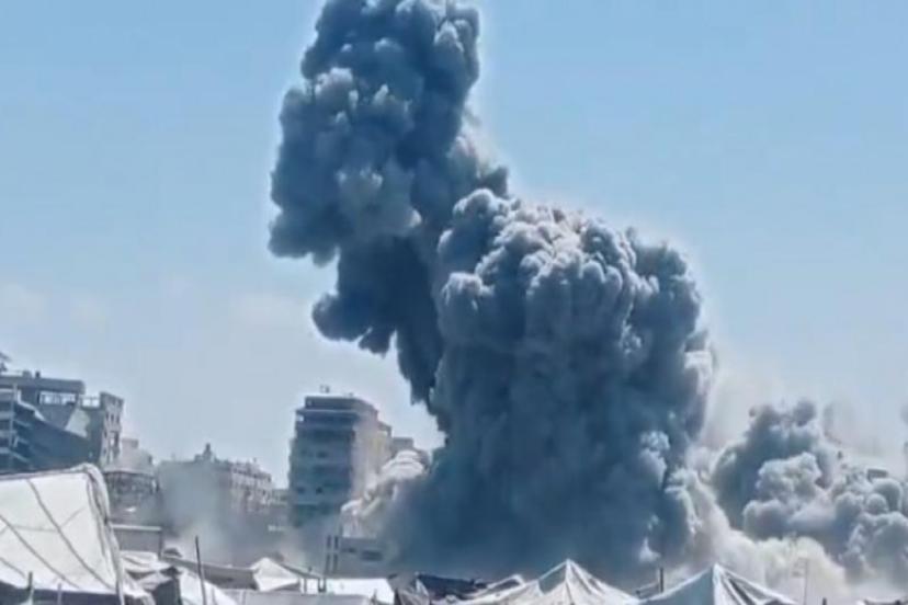 KATİL İSRAİL ORDUSU GAZZE’NİN BATISINDA BİR BİNAYI FÜZEYLE VURDU