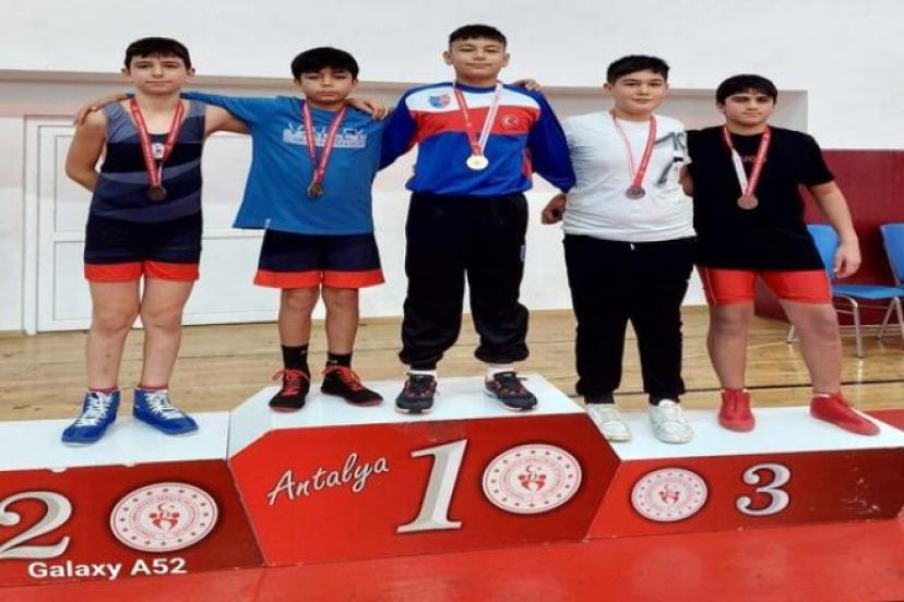 KEPEZ'Lİ PEHLİVANLARA  2 ALTIN 3 GÜMÜŞ