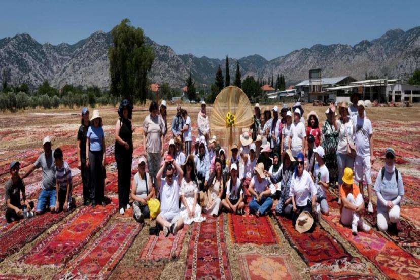 KİLİM TARLALARINI GEZDİLER 