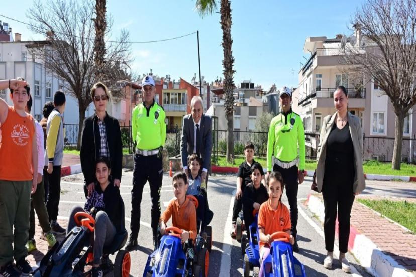 KOCAGÖZ'DEN TRAFİK DERSİ...