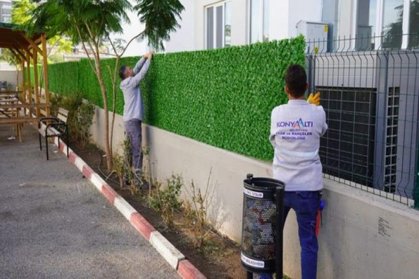 KONYAALTI BELEDİYESİ ARA TATİLDE OKULLARI YENİLİYOR