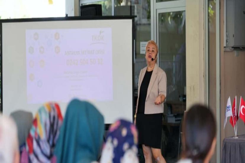 KONYAALTI’NDA KADIN ÇİFTÇİLER GÜCÜ BİR ARAYA GELDİ: “CAMEKANA UMUT EKİYORUZ”