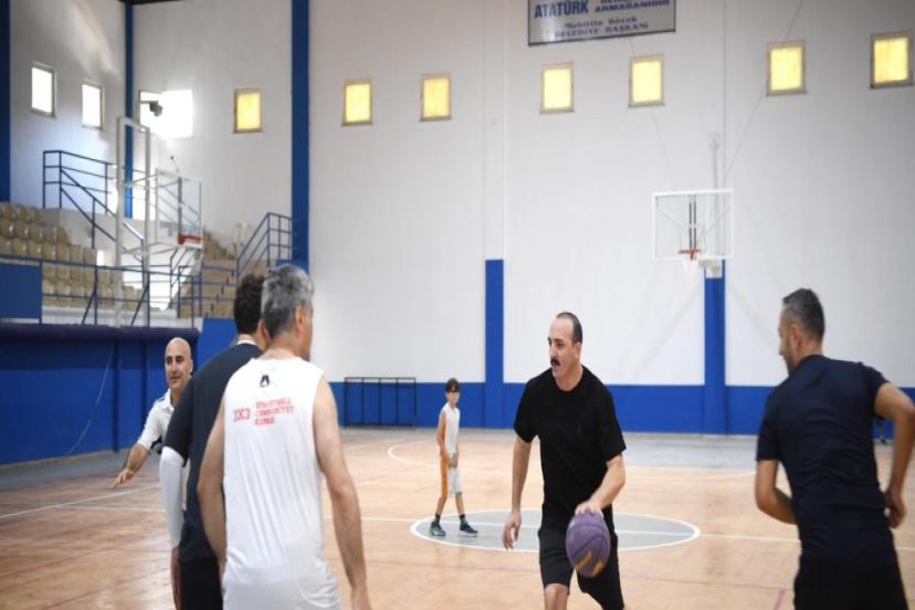 KONYAALTI’NDA YENİ TESİSTE İLK ATIŞ: BAŞKAN KOTAN PARKELERDE!