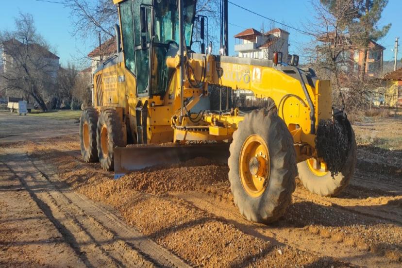 KORKUTELİ BELEDİYESİ FEN İŞLERİ EKİPLERİNDEN 5 GÜNDE 10 KM YOL ÇALIŞMASI 