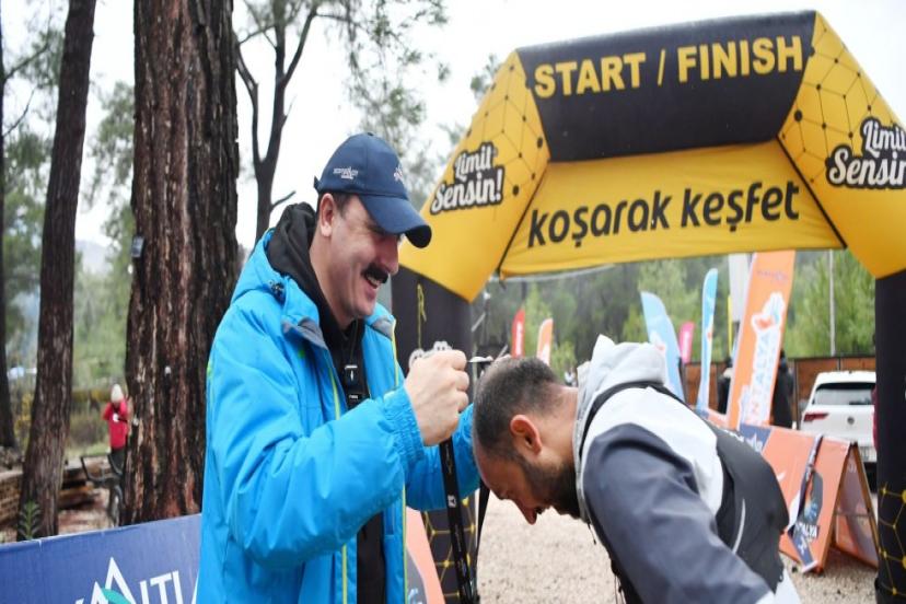 MAVİDEN BEYAZA KOŞTULAR..!