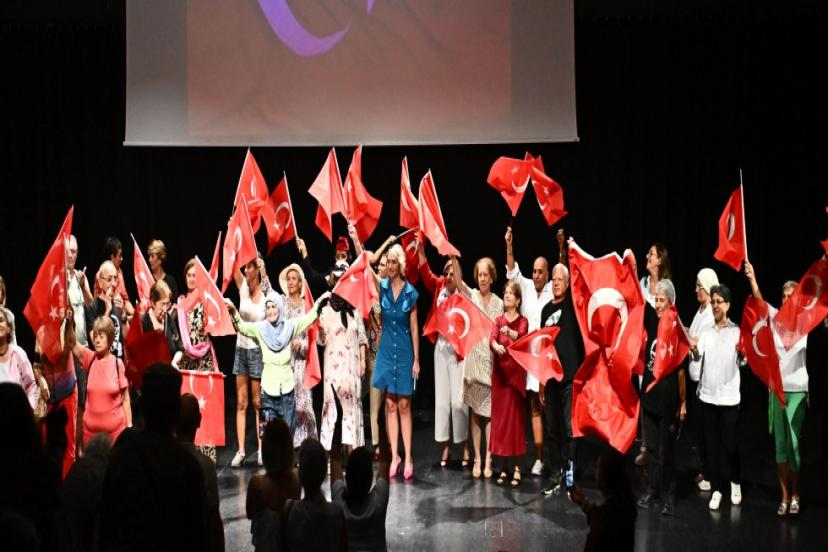 MURATPAŞA’DA KENTİN KIDEMLİLERİ SAHNEDE İNGİLİZCEYLE PARLADI