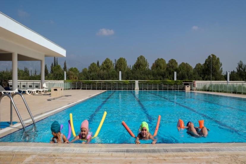 ÖZEL BİREYLER YÜZME KURSLARIYLA DOLU DOLU BİR YAZ GEÇİRİYOR