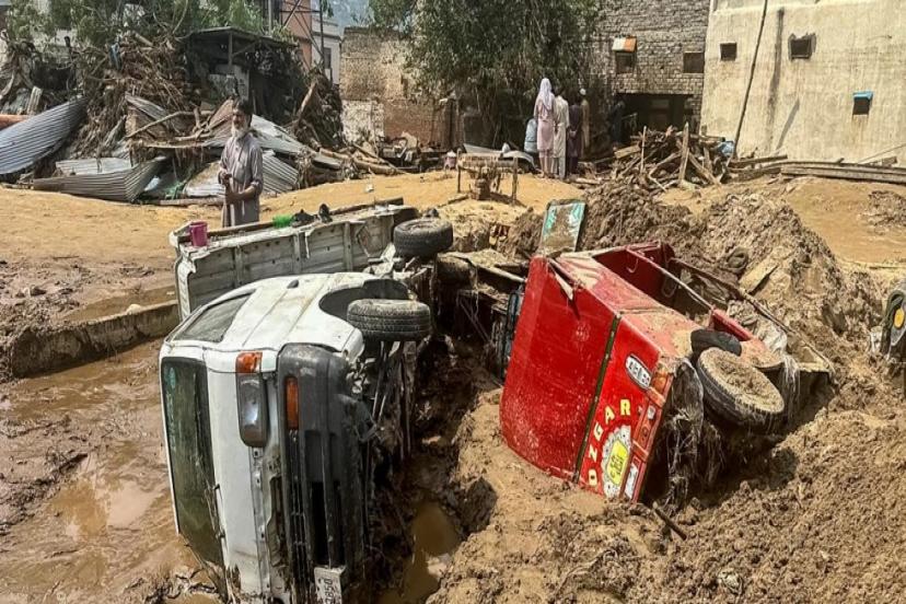 PAKİSTAN'IN KUZEYİNDEKİ SELLERDE ÖLENLERİN SAYISI 351'E ÇIKTI