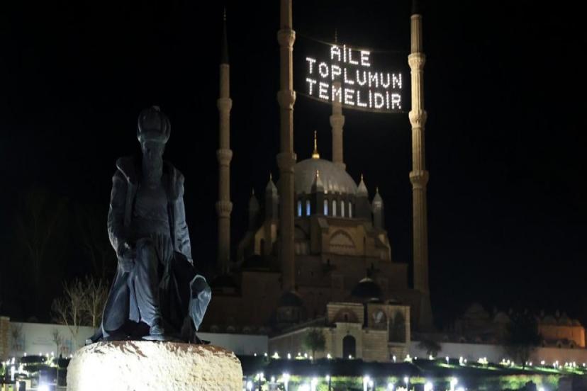 SELİMİYE CAMİİ'NE "AİLE TOPLUMUN TEMELİDİR" MAHYASI ASILDI
